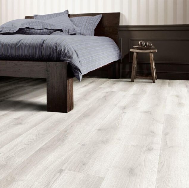 Orla - Nebraska Dryback laid in a bedroom.